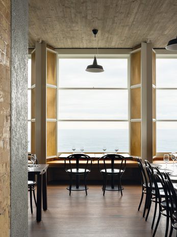 فضای داخلی رستوران تفسیری معاصر از یک اتاق ناهار خوری ظریف اوا، ویکتوریایی است که به دریا نگاه می کند.