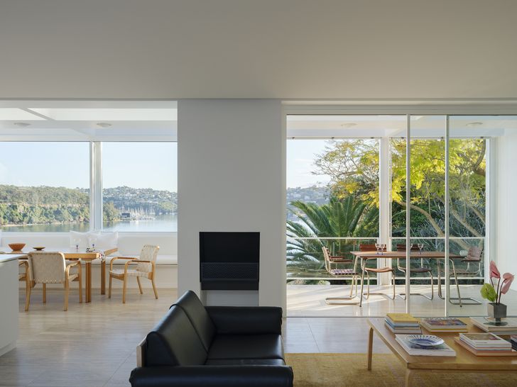 Two projecting bays – one containing a terrace, the other a dining area – look north to Middle Harbour.