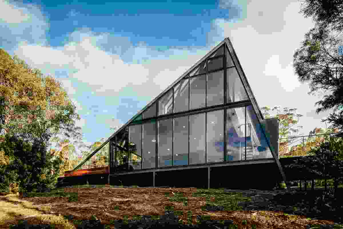 Reducing the visual impact of the house, a wall of low-reflectivity glass fronts the river.