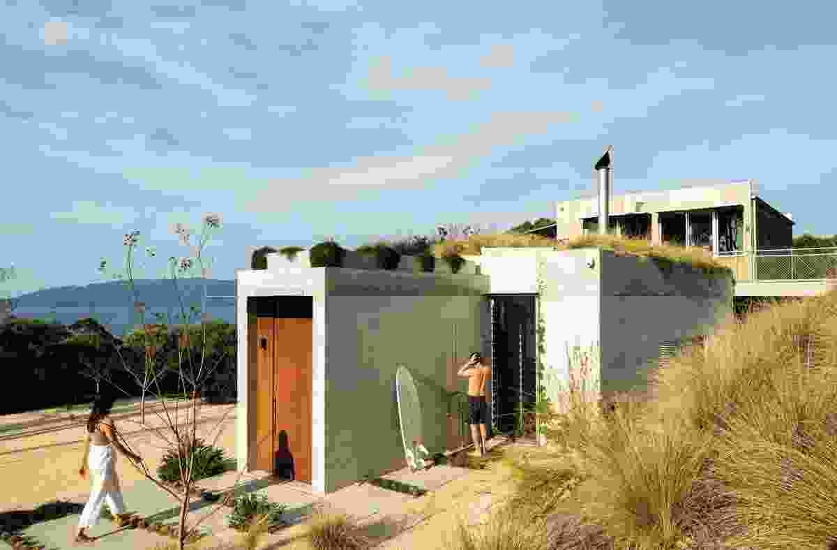 A narrow entryway at the site’s western edge emphasizes the linear organization of the plan.