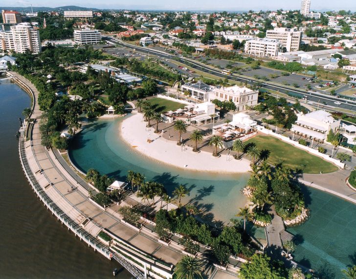 South Bank, Brisbane - 🌴 South Bank Parklands contrasting to Brisbane City  just over the river. Our lush parklands hosts 3 free to use pool spaces,  offering stunning river views of Brisbane