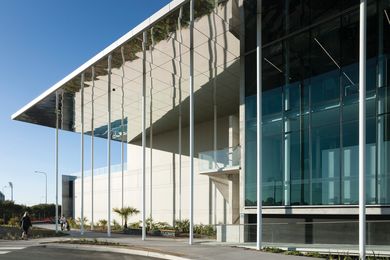 A generous, cantilevered soffit heralds the arrival sequence to the KDV Golf and Tennis Academy. The first-floor swimming pool is first revealed as an “intriguing shimmer of blue” in its mirrored surface.