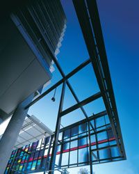 Detail of the glazed screen,
with public artwork by artist Regina Walters, which
defines the podium and creates an entry forecourt.