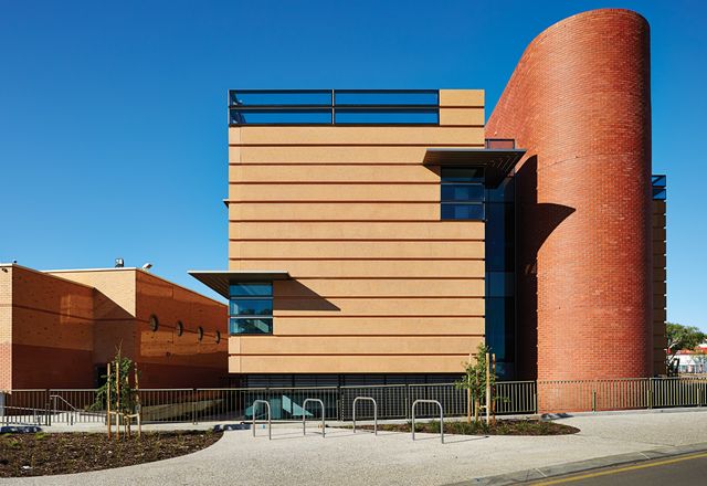 The New Learning Centre is sited next to an existing 1990s building, which was built in the same style as the original buildings designed in the 1930s by Sydney architects Edward Fitzgerald and John R. Brogan as part of their winning entry in a national architecture competition.