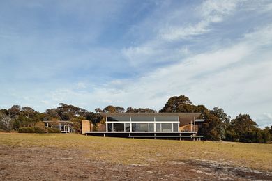 On a treed escarpment above Margaret River, the long, east–west axis of Ooi House captures and amplifies the essence of the place.