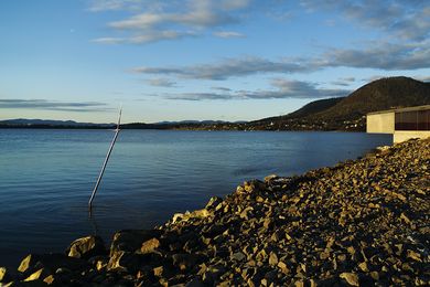 Commissioned for the Glenorchy Art and Sculpture Park (GASP), Refraction Principle (2018) is a steel sculpture on Hobart’s Derwent River that marks the site where fresh and salt water meet.