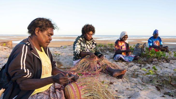 هنرمند، که در ساحل Numbulwar بافندگی می کنند.