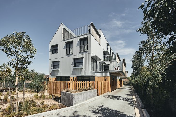 St Albans Housing by NMBW Architecture Studio in collaboration with Monash Art, Design and Architecture (MADA) has received national acclaim at the 2022 National Architecture Awards.