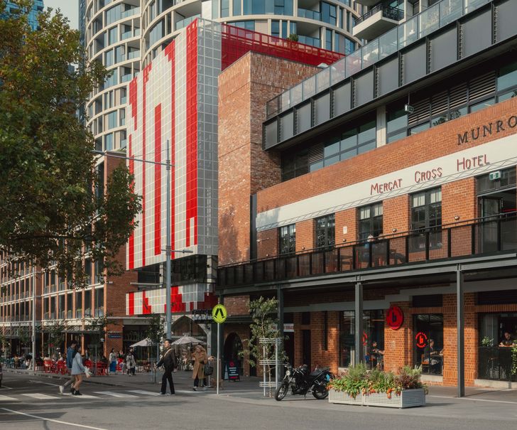 he facade of the well-known Mercat Cross Hotel building was preserved, and the design team worked to ensure that the site’s function as a bar was also retained.