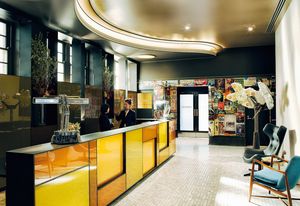 一旦一个Pokies Room,接待区就有一个接待台,由玻璃照明的琥珀色窗格制成。