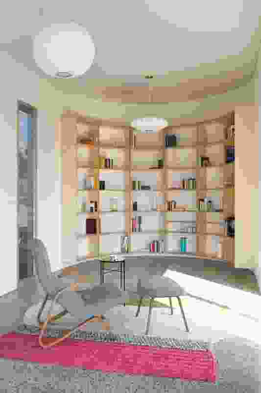Commissioned as a reading room, the compact addition encourages loose occupation.