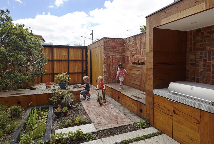Cubo Rear Garden by PHOOEY Architects in collaboration with Simon Ellis Landscape Architects.