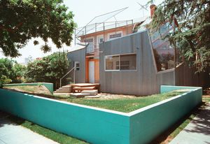 Frank Gehry’s experimental, exploded bungalow in Santa Monica (1978/1991) is considered to be one of the first deconstructivist buildings.