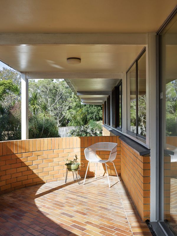 The circular language of the brickwork seen at the front of the site continues along the house’s east side.