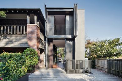 The extension’s modern singular form contrasts with the horizontality of the existing house.