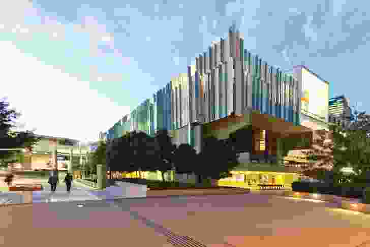 Donovan Hill’s State Library of Queensland (2007) in Brisbane uses a warm and subtle material 
palette.