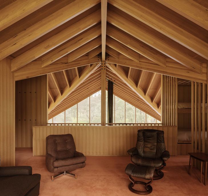 چین‌های اوریگامی سقف را قادر می‌سازد تا دو سطح را به وضوح به هم متصل کند.