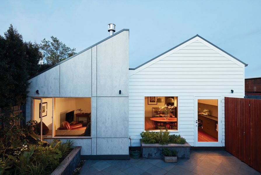 The raw-finish cement sheet cladding on the new volume was chosen for its “honesty” and the contrast it provides to the weatherboard of the original home.

