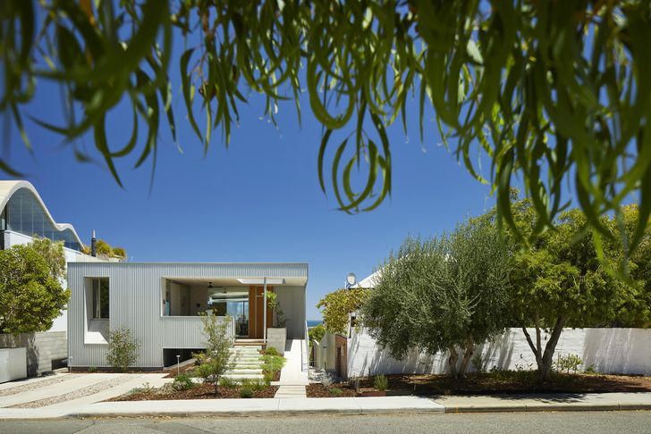 Rule Street House by Officer Woods Architects presents as a single-storey form to the street.