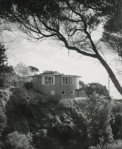 Round House (Henty II), 1953, by Roy Grounds. Photograph Leslie Runting, reproduced with permission of the La Trobe Picture Collection, State Library of Victoria.