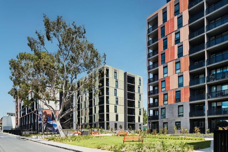 Two new green open spaces anchor the ground plane’s movement network, retain existing trees and form the heart of the precinct’s community gatherings.