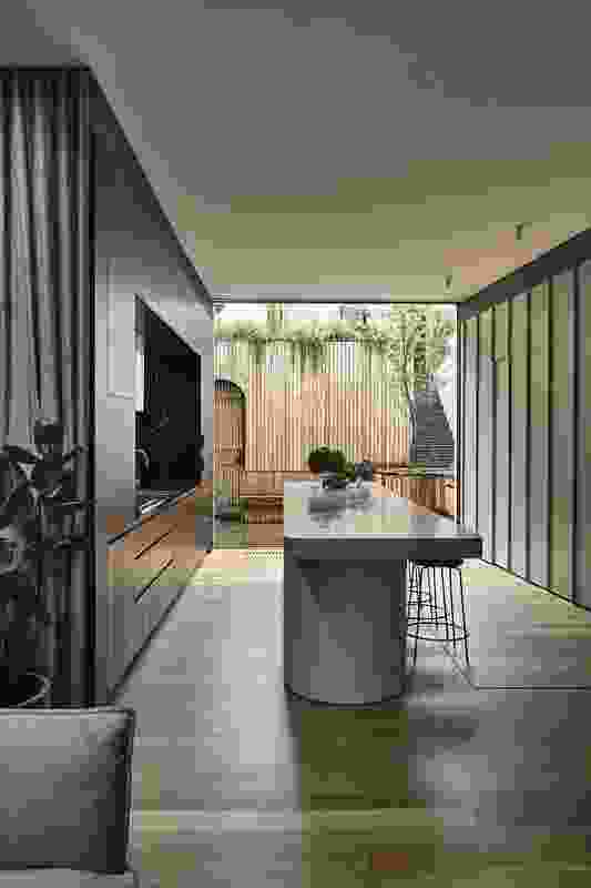 Living spaces and courtyards connect to become a breezeway.