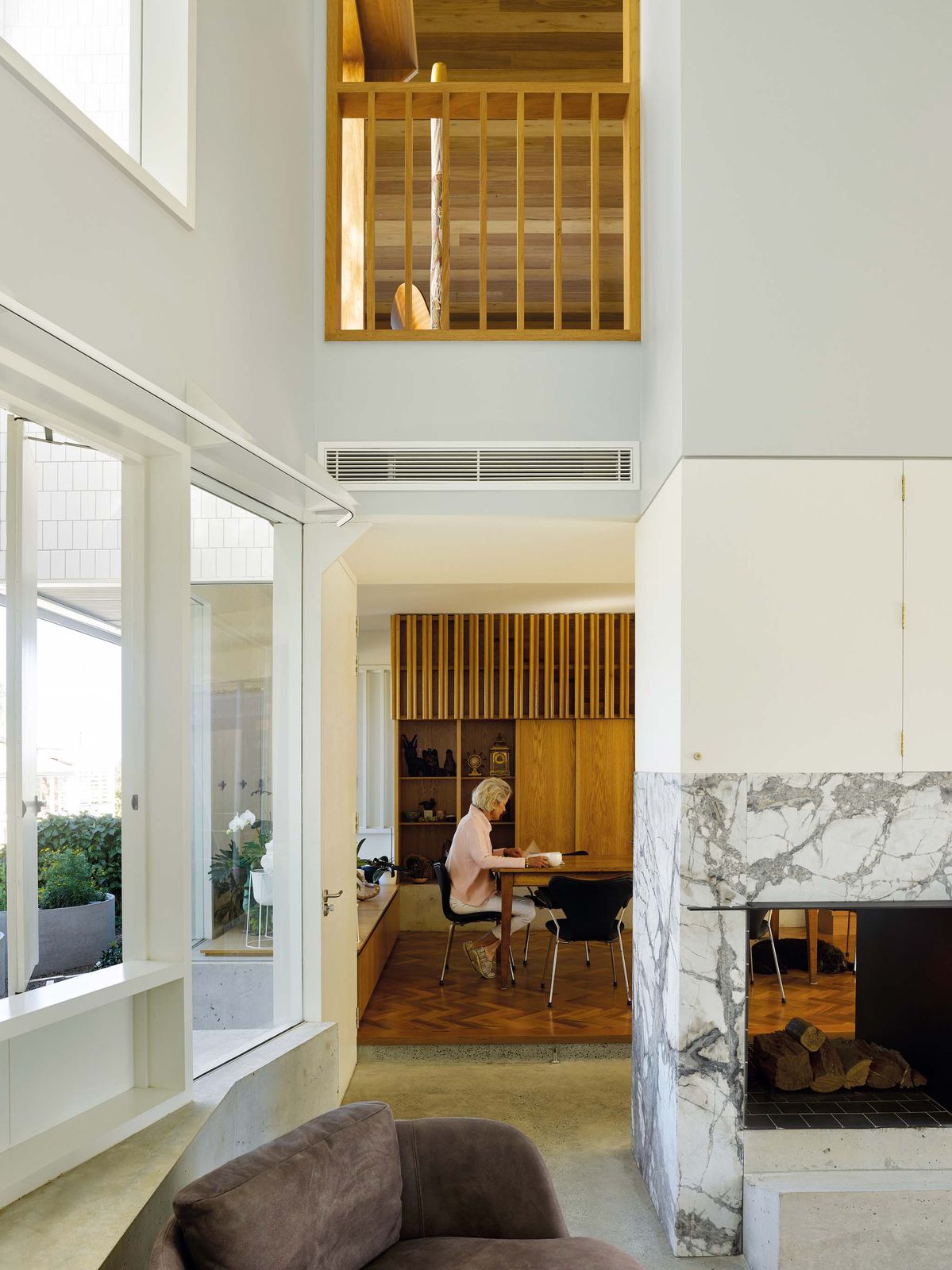 Garden centrepiece: Hillside House | ArchitectureAu