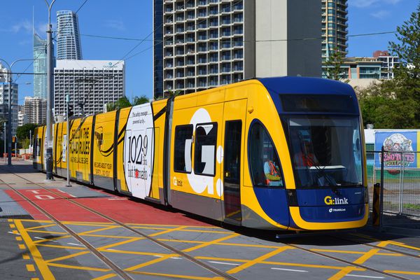 A northbound not-yet-numbered Gold Coast Flexity 2 tram undergoing testing on the not-yet-opened GoldLinQ light rail line in Surfers Paradise Boulevard, at the corner of Ocean Avenue, Surfers Paradise, Queensland, Australia  by Bahnfrend, licensed under CC BY-SA 3.0