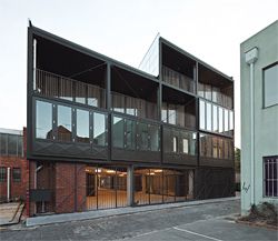  The rear laneway provides vehicular access to the arcade that bisects the site. The volume above houses four apartments. Image: Peter Bennetts. 