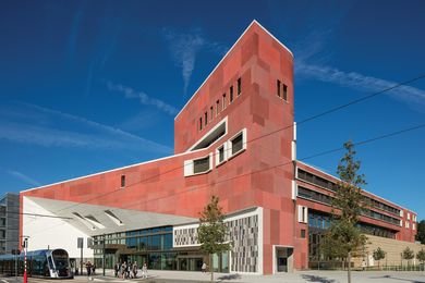 The front facade, adjacent to the tram station and demarcated by white concrete, acts to funnel visitors into the entrance, from which the library’s internal functions then unfold.