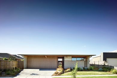 The “impossibly fine” horizontal plane created by the folded gutter gives the house a pleasingly low, human scale.