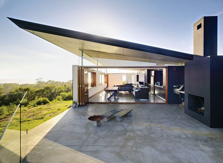 Southern House is folded to capture specific views, with outdoor spaces between rooms protected from winds coming from different directions.