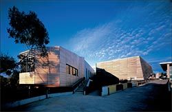 Looking
from the end of the large
connecting walkway towards
the amenities and lecture
theatre buildings.