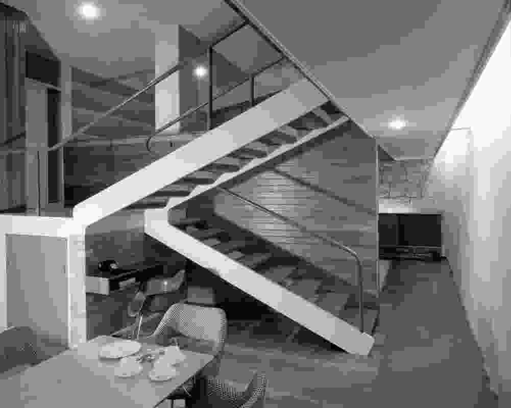The open-tread stairs divide the linear of the of the Thurlow House by Harry Seidler, 1951–1954.