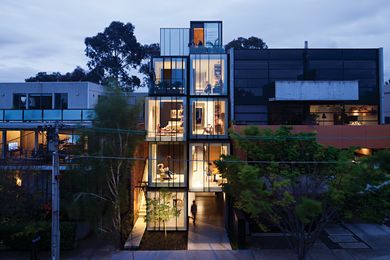 The composition of stacked volumes protrudes and retracts, articulating a compartmentalized language. The ground floor is predominantly dedicated to commercial use, while the upper levels are residential.