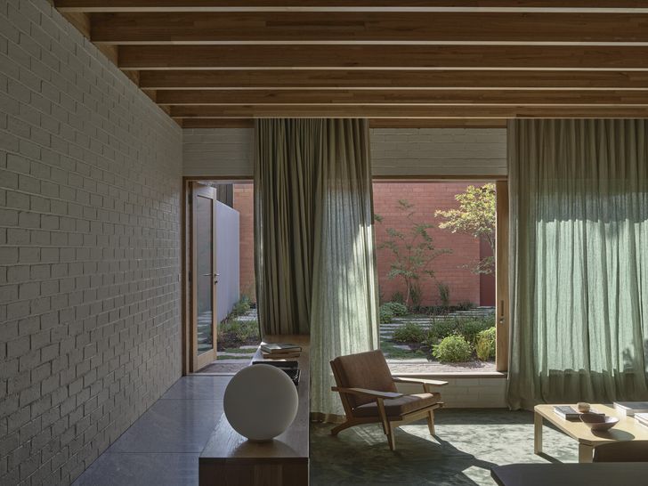 Terrace House by Rob Kennon Architects is planned as three volumes separated by a garden and a courtyard.