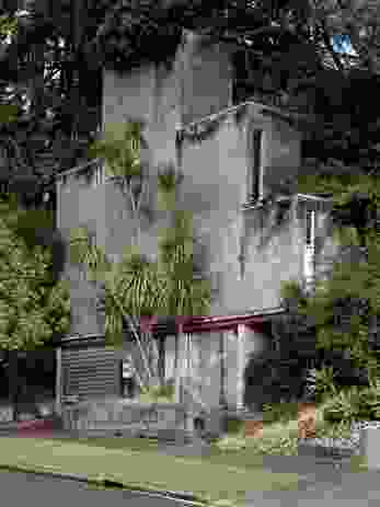 Rewi’s own home in Kohimarama, Auckland (1985), with its distinctive ziggurat form based on the Māori poutama (or stairway to heaven) tukutuku pattern. 