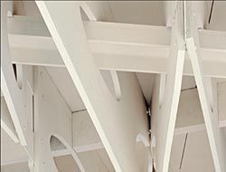 Detail of the
diagonal web of structure
underneath the house.
Holes have been cut into
the joists for storing
surfboards and wetsuits.