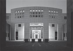 The embassy on its completion in 1992. The
chancery seen on axis across the chancery courtyard. Photograph John Gollings.
