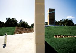 A concrete block wall severs the berm, guiding visitors from the car park to the tasting room. Image: Kraig Carlstrom