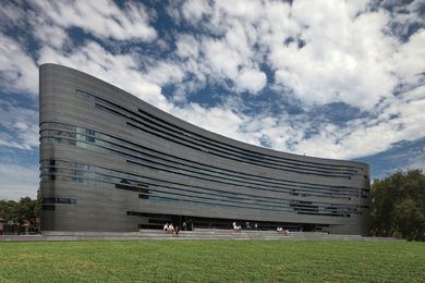 The curving, singular form, which occupies the south-east corner of the campus, acts as a grandstand-like backdrop to the adjacent oval.