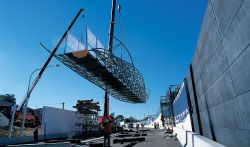 Charles Street Bridge, 1999, during
construction. The commission called for the design
and documentation of a pedestrian bridge, located in
Leichhardt, Sydney. Photographer: Anthony Browell.