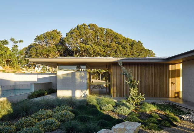 Coolamon House专为昆士兰州的壮观倾斜点而设计，“轻轻地地坐在陆地上”。