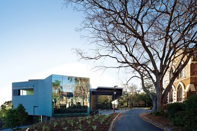 North-eastern corner, opposite the Great Hall. On the upper floor, the mirrored facade conceals the function room, while the “Ned Kelly” window intersects the deck.